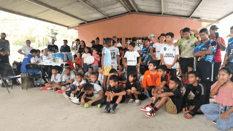 La Valdeza vive un día de integración comunitaria y recuperación ambiental