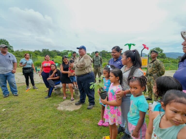 Promotora La Floresta realiza jornada de reforestación y conciencia ambiental